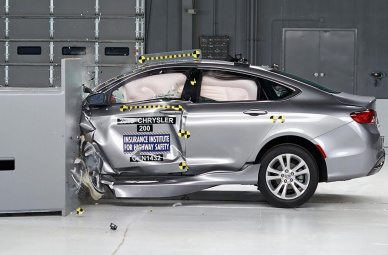 Chrysler 200 scores high in crash test